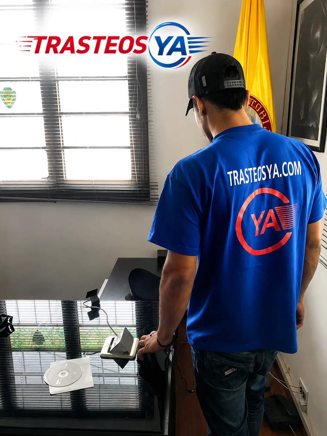 Operario uniformado desmontando equipo de oficina