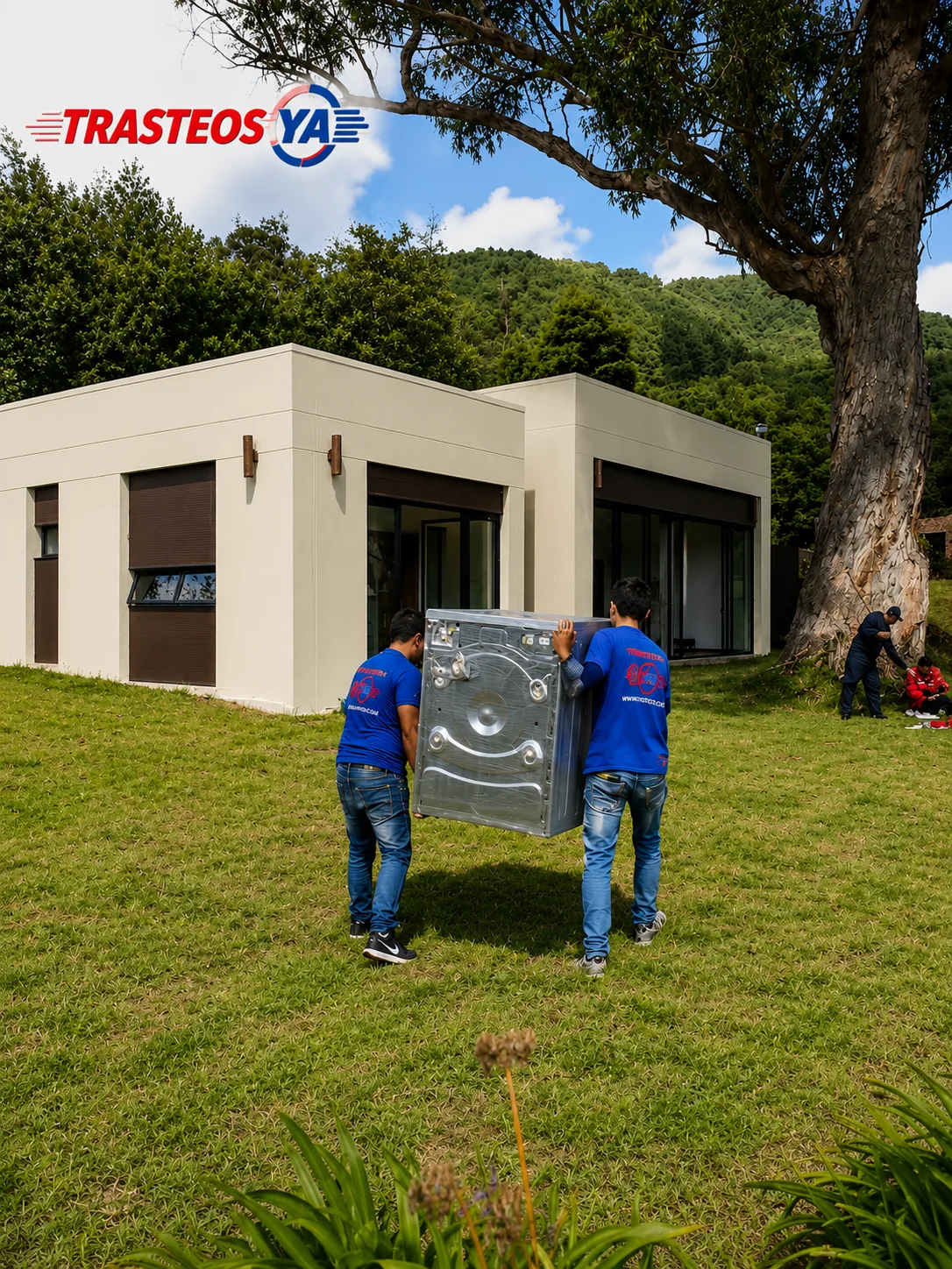 Operarios cargando lavadora en casa campestre